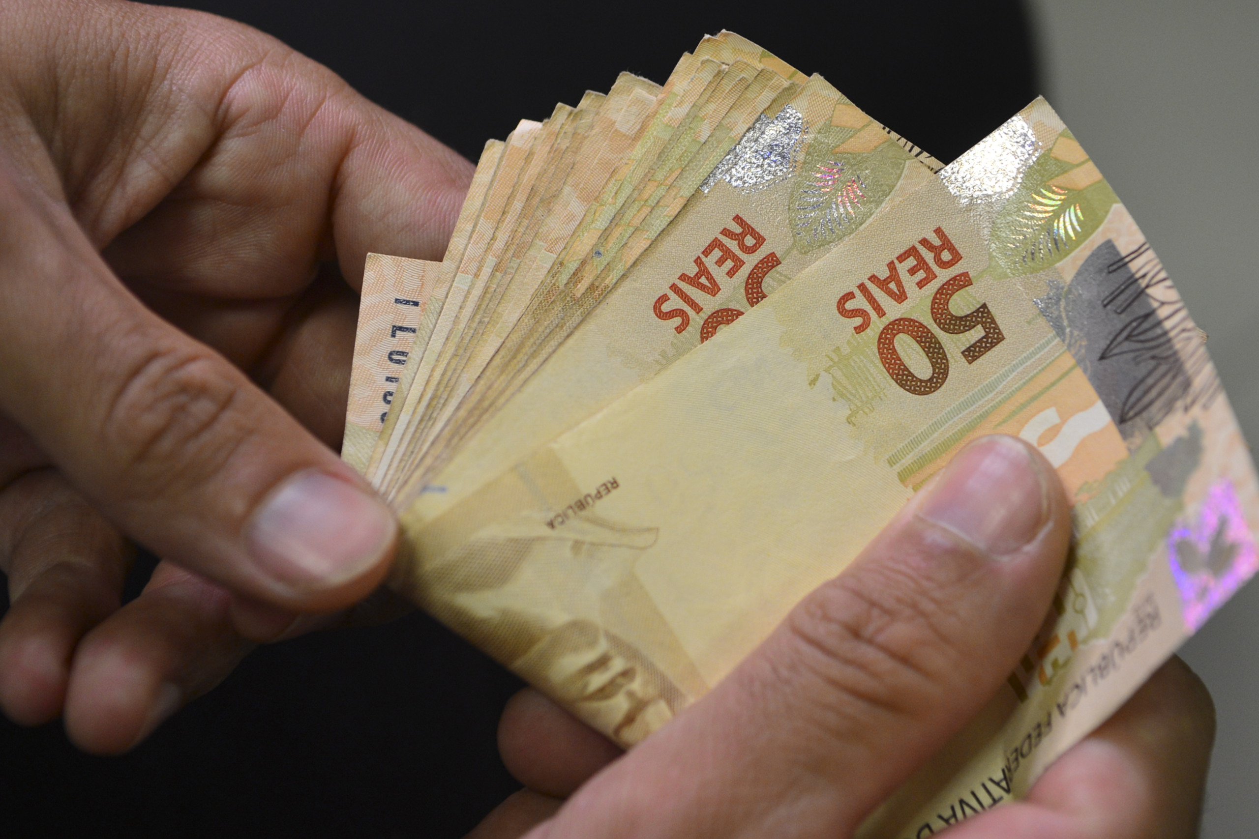 IPCA-15 sobe 0,32% e inflação em 12 meses fura teto