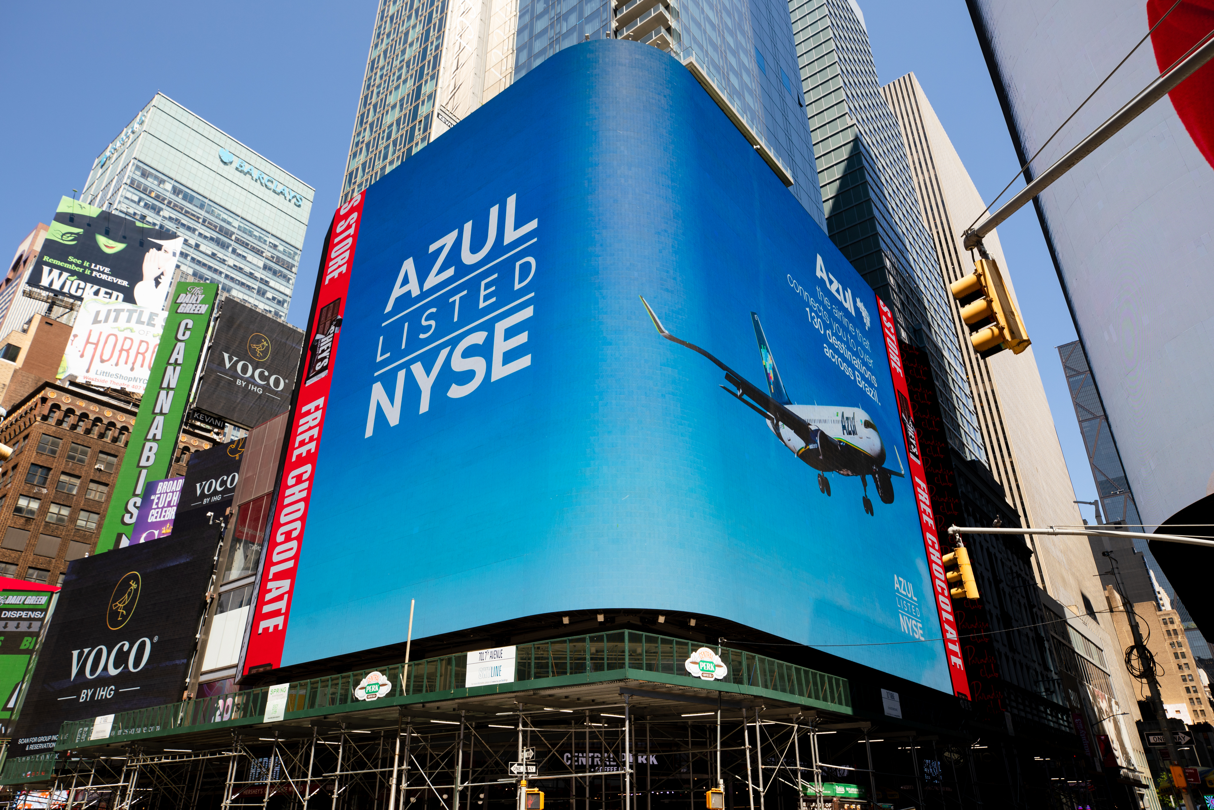 Azul volta à Bolsa de NY após reestruturação; veja como fecharam as ações - Estadão