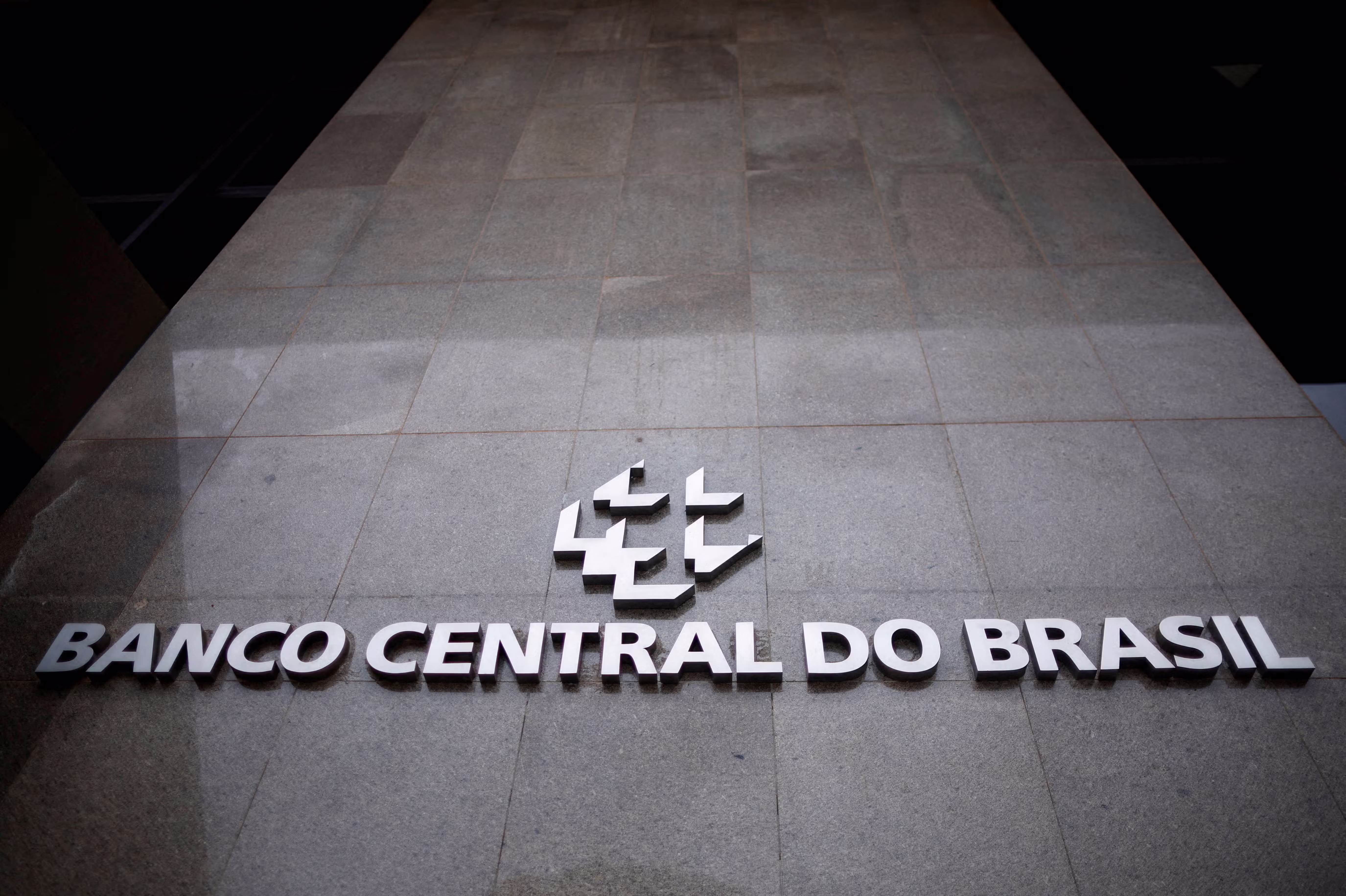BC exige autorização prévia para ofertar crédito a endividados; regra inverte ônus para os bancos