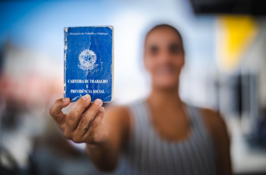 Desemprego cai para 5,4% e bate recorde histórico, mas inadimplência também disparou