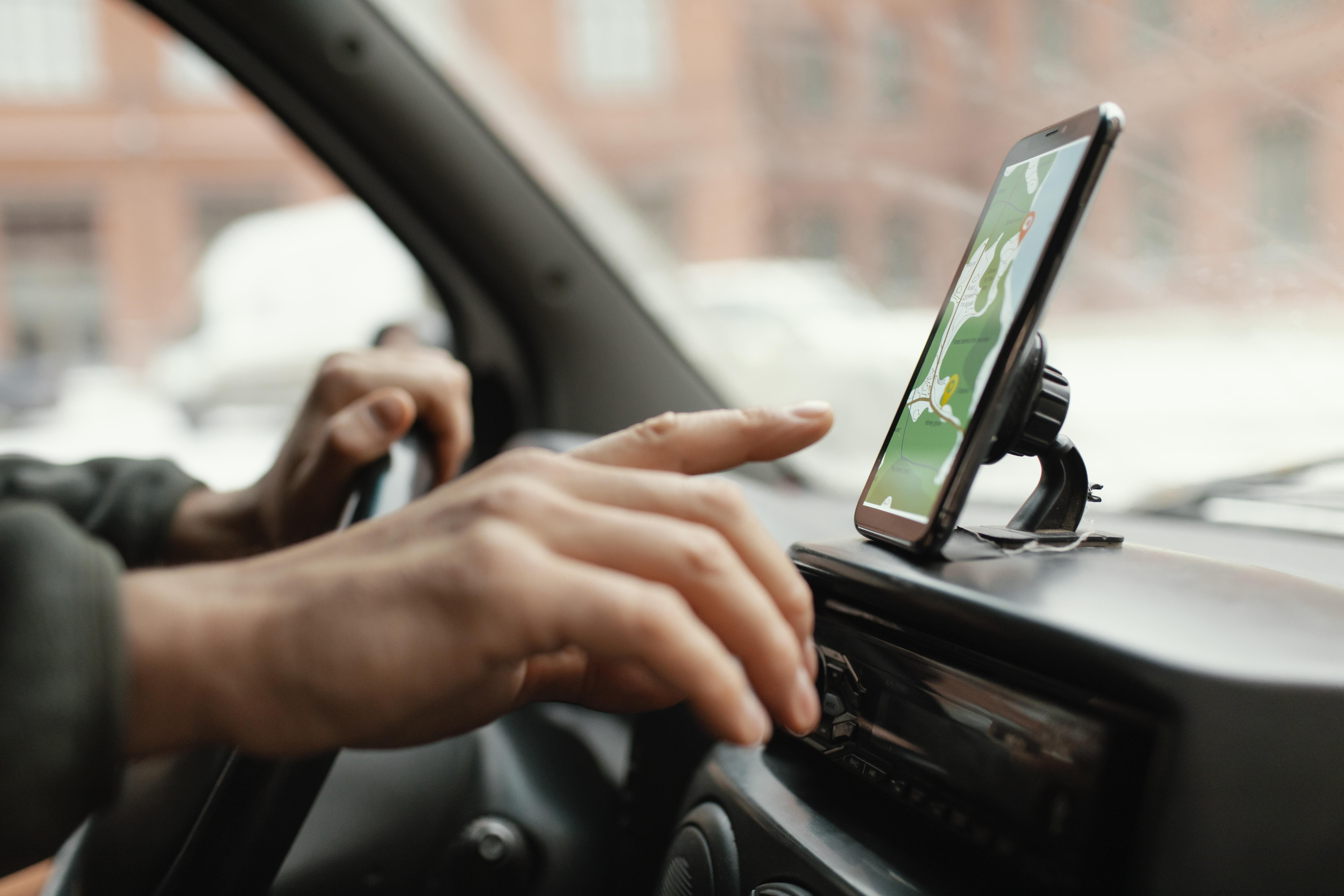 Motorista de app ganha bem no mês, mas perde na hora: o que o estudo revela