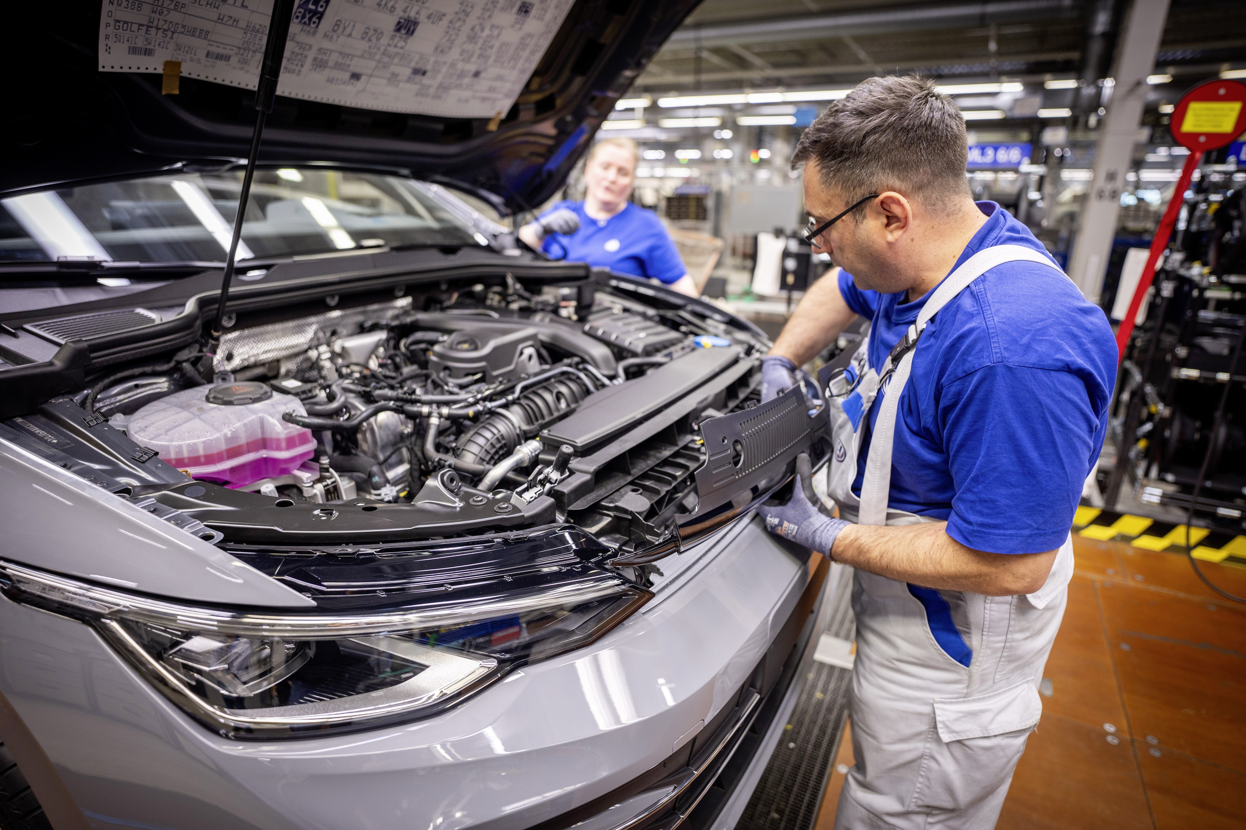 Volkswagen vai cortar 50 mil empregos; o que muda pra quem investe em ações