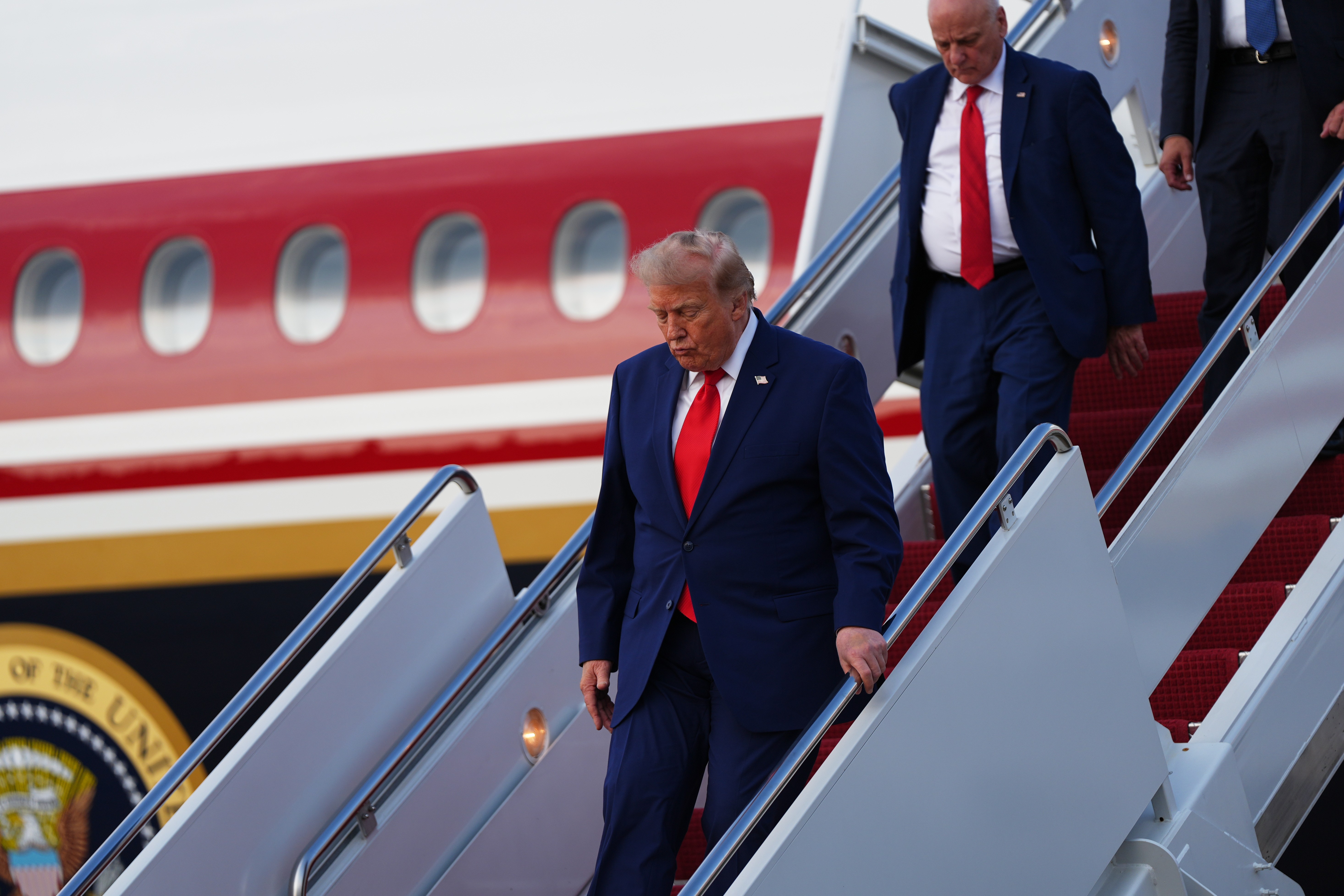 Trump abre nova frente contra a UE enquanto Brasil enfrenta tarifas cumulativas